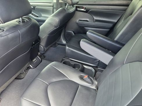 Certified 2025 Toyota Highlander XLE FWD image 24