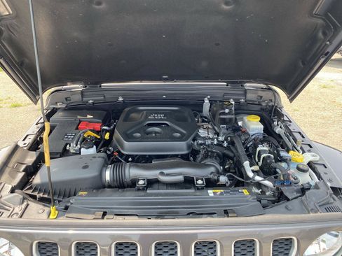 Used 2022 Jeep Wrangler Unlimited Sahara w/ Cold Weather Group AWD/4WD image 9