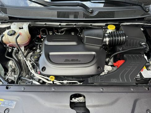 Used 2024 Chrysler Pacifica Touring-L FWD image 20