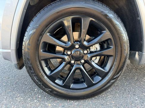 Used 2017 Jeep Grand Cherokee Altitude AWD/4WD image 16