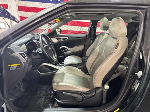 Used 2014 Hyundai Veloster w/ Technology Package 03 FWD image 9