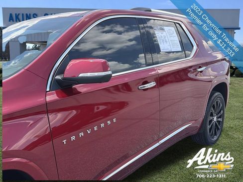 Used 2023 Chevrolet Traverse Premier FWD image 13