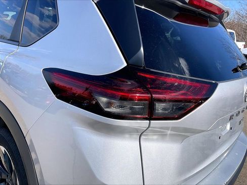 Used 2024 Nissan Rogue SV image 31