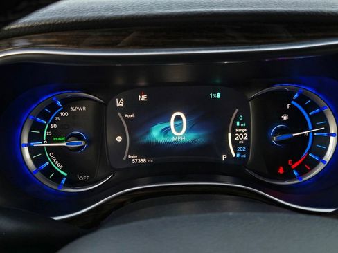 Used 2023 Chrysler Pacifica Limited image 25