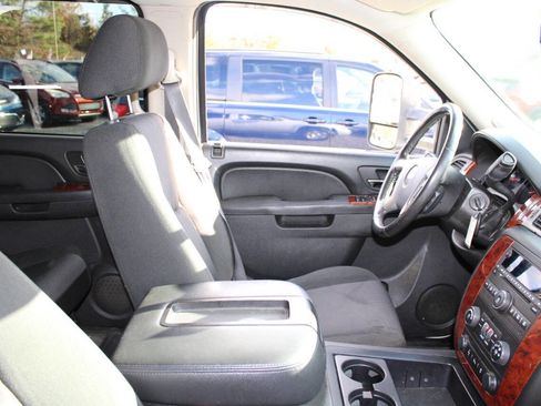 Used 2014 Chevrolet Suburban LS image 11