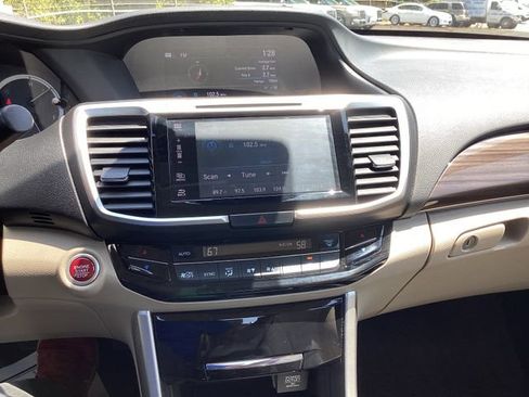 Used 2017 Honda Accord Touring image 10