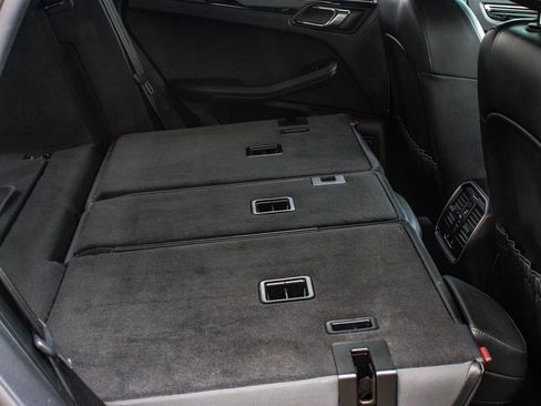 Used 2020 Porsche Macan Base image 38