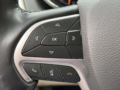 Used 2022 Jeep Grand Cherokee Laredo AWD/4WD image 24