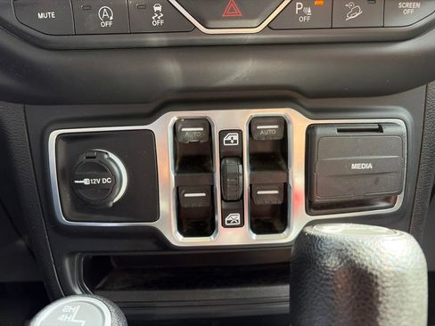 Used 2018 Jeep Wrangler Unlimited Sport S AWD/4WD image 14