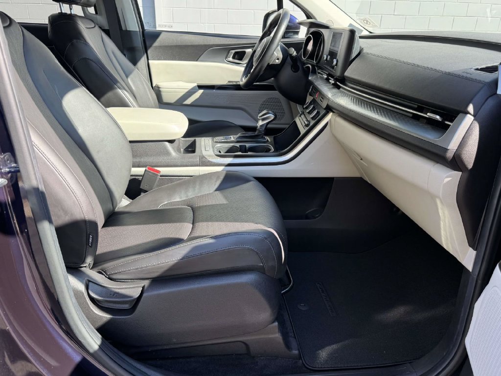Used 2022 Kia Carnival LX FWD image 14
