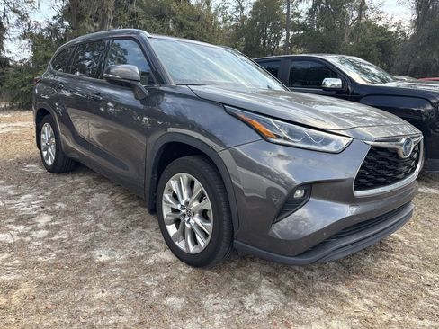 Used 2023 Toyota Highlander Limited image 2