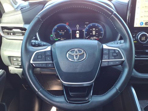 Used 2023 Toyota Highlander Platinum FWD image 13