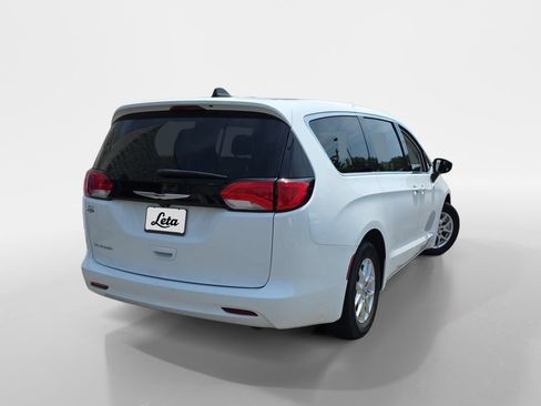 Used 2023 Chrysler Voyager LX FWD image 4
