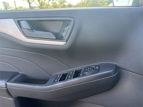 Used 2022 Ford Escape SE w/ SE Sport Appearance Package image 18