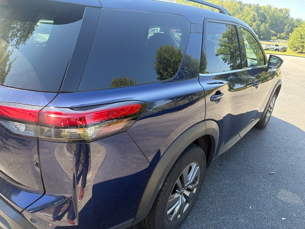 Used 2025 Nissan Pathfinder SV FWD image 5