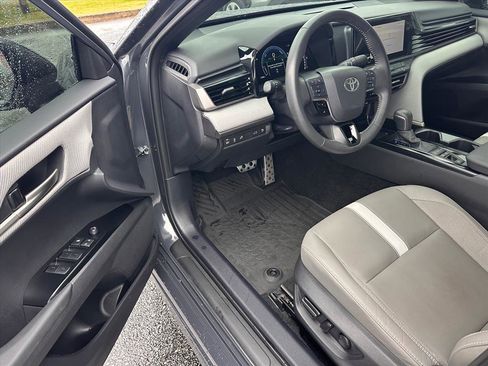 Used 2025 Toyota Camry SE image 9