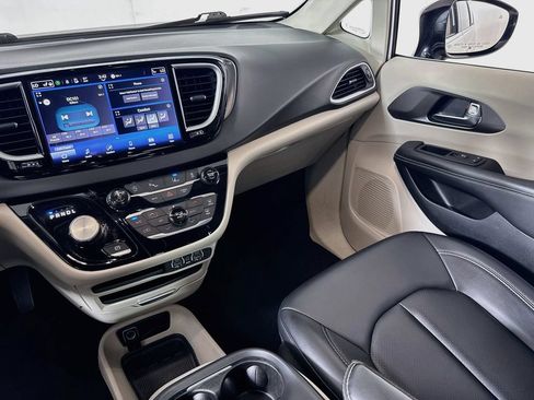 Used 2024 Chrysler Pacifica Touring-L FWD image 22