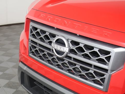 Used 2024 Nissan Frontier SV image 11