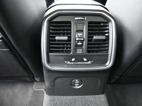 Certified 2025 Porsche Macan AWD/4WD image 16