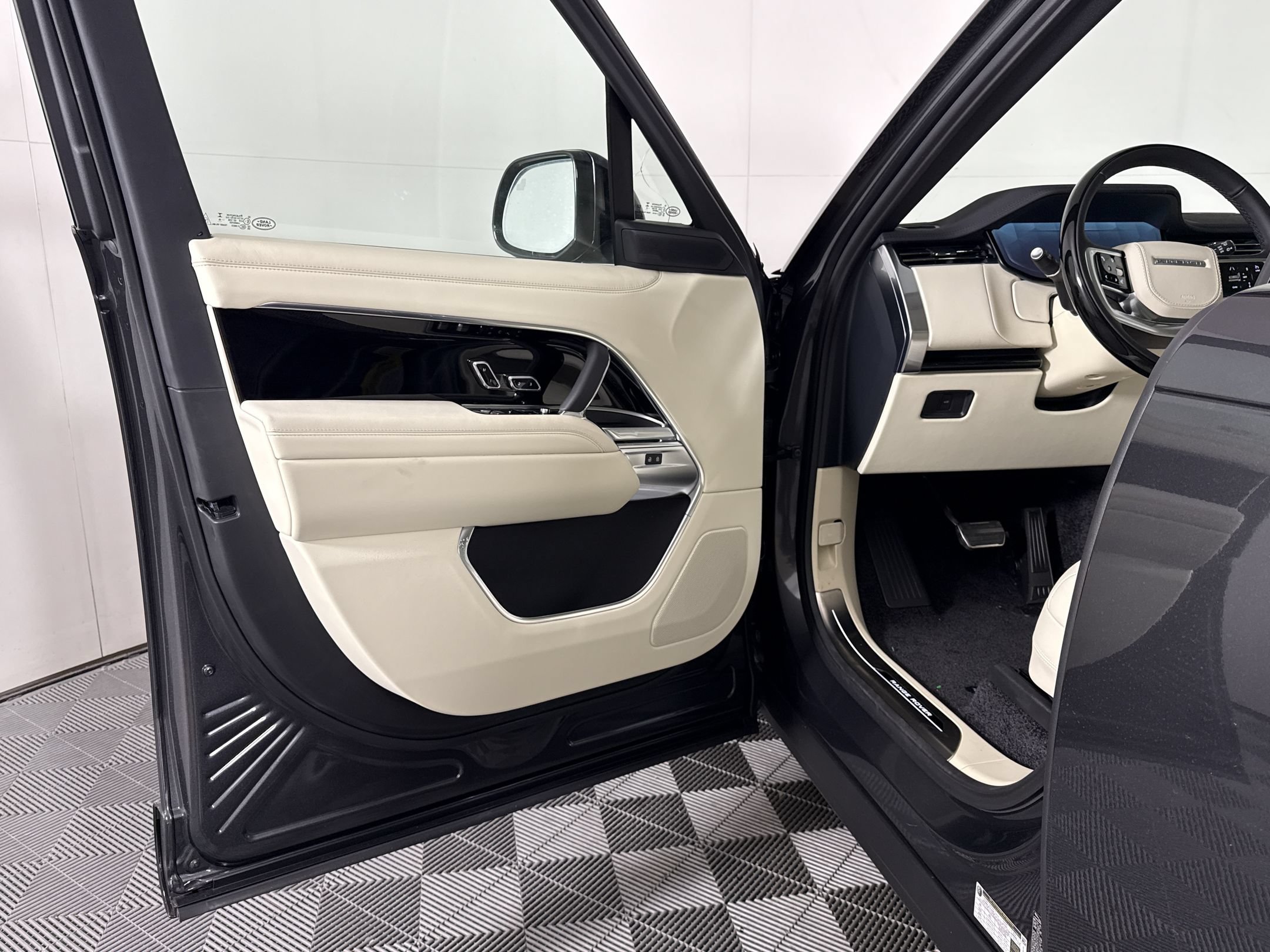New 2026 Land Rover Range Rover SE AWD/4WD image 4