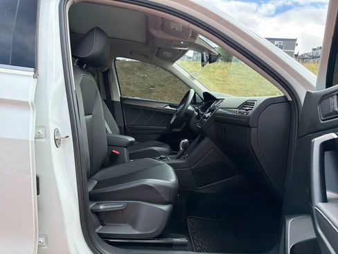 Used 2022 Volkswagen Tiguan SE AWD/4WD image 32