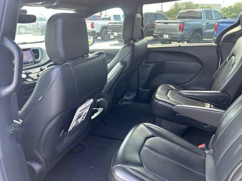 Used 2025 Chrysler Pacifica Select FWD image 31