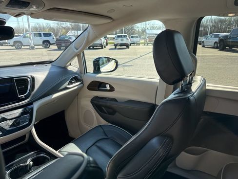 Used 2023 Chrysler Pacifica Limited FWD image 35