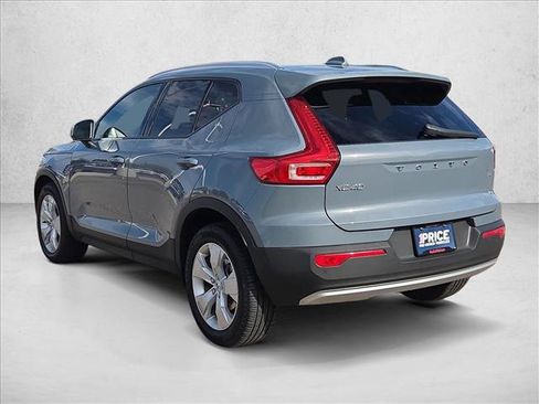 Used 2021 Volvo XC40 T4 Momentum FWD image 9