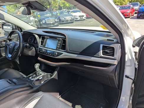 Used 2018 Toyota Highlander XLE AWD/4WD image 34
