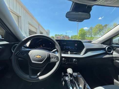 Used 2025 Chevrolet Trax LT image 34