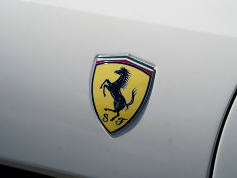 Used 2019 Ferrari Portofino RWD image 5