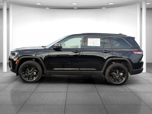 Used 2026 Jeep Grand Cherokee Altitude AWD/4WD image 4
