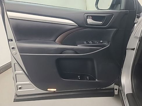 Used 2016 Toyota Highlander XLE AWD/4WD image 24