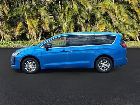 New 2027 Chrysler Pacifica Select FWD image 2