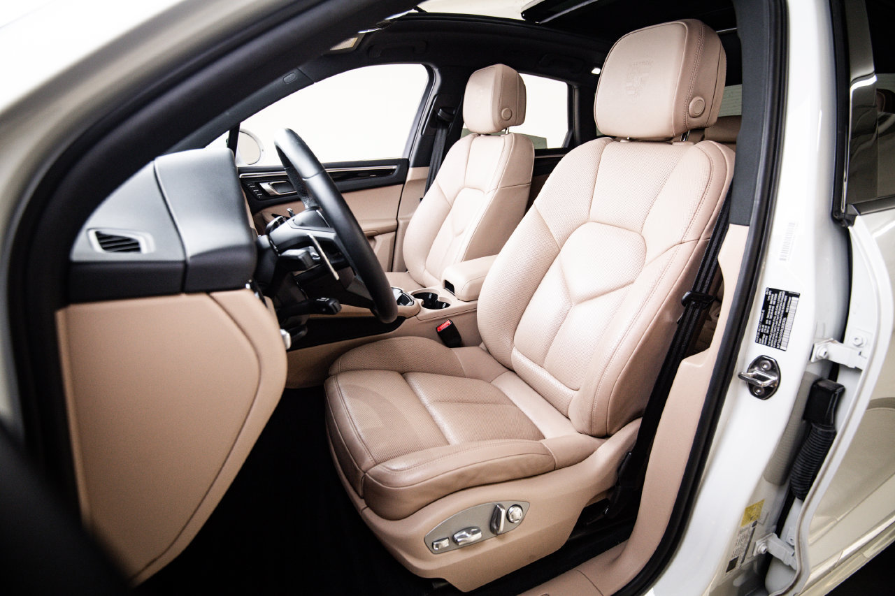 Certified 2024 Porsche Macan AWD/4WD image 5