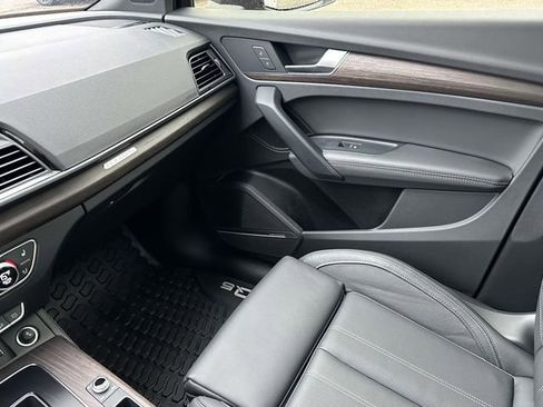 Used 2024 Audi Q5 e Prestige w/ Prestige Package image 40