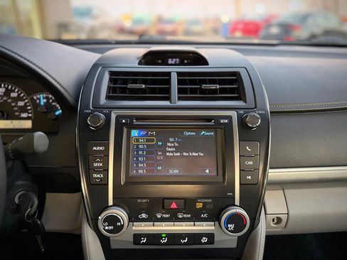 Used 2013 Toyota Camry L image 12