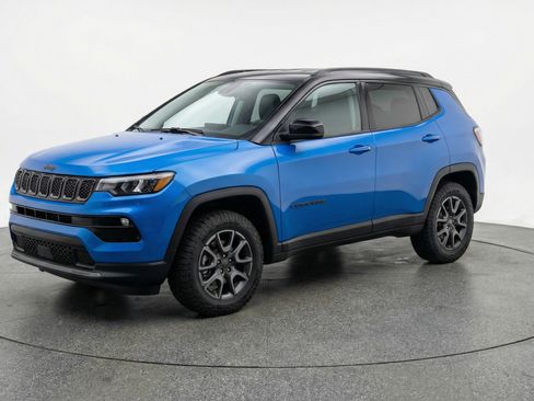 Used 2025 Jeep Compass Trailhawk AWD/4WD image 3