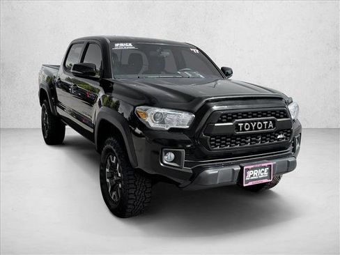 Used 2017 Toyota Tacoma TRD Off-Road image 3