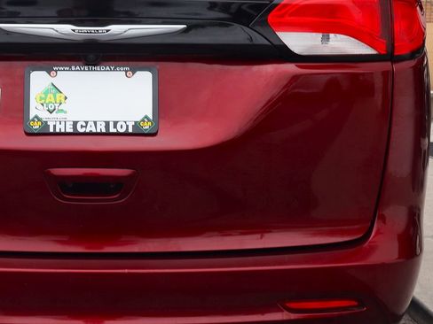 Used 2022 Chrysler Voyager LX image 20