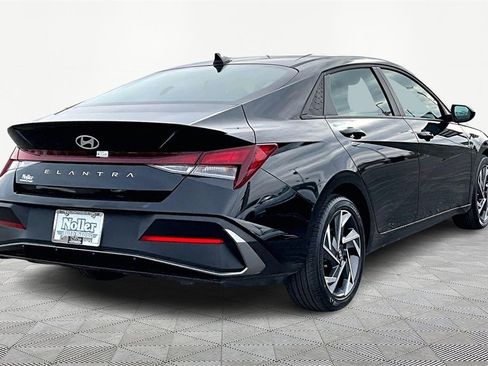 Used 2025 Hyundai Elantra Sport image 2