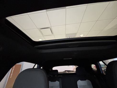Used 2024 Chevrolet Trax RS w/ Sunroof Package FWD image 3