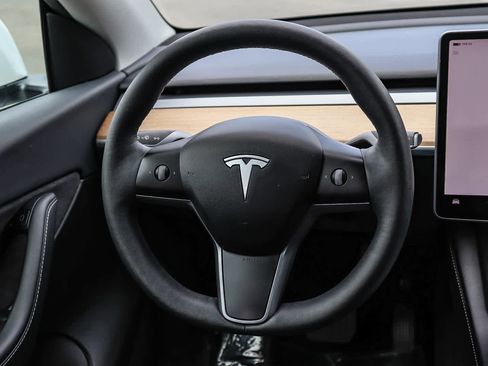 Used 2022 Tesla Model Y Long Range AWD/4WD image 15
