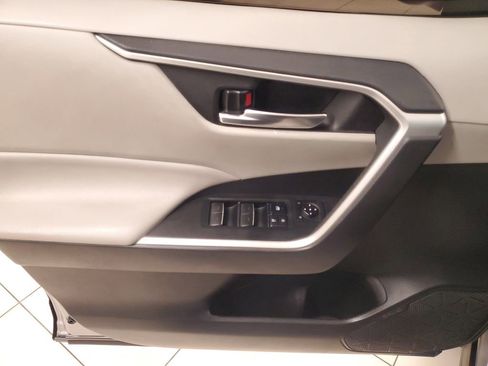 Used 2022 Toyota RAV4 XLE Premium image 19