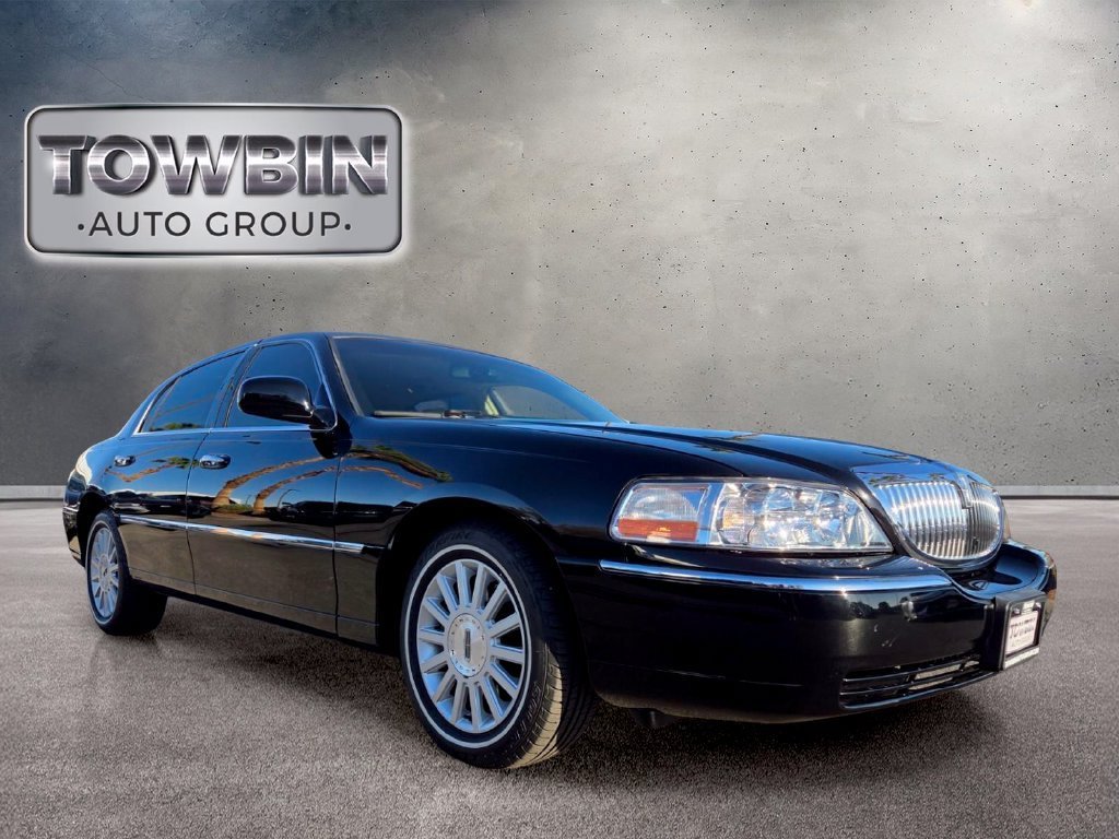 Used 2006 Lincoln Town Car Signature RWD image 2