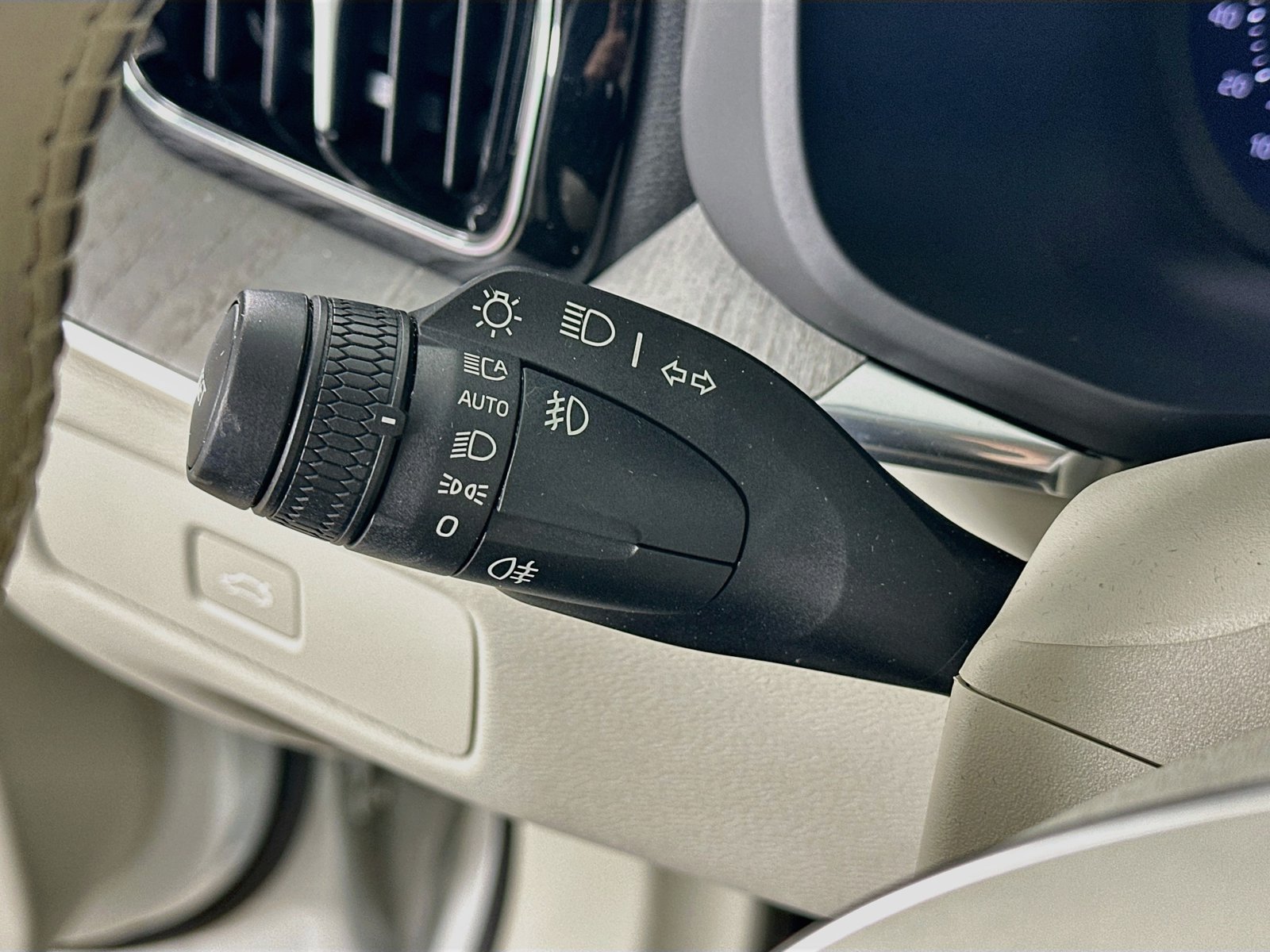 Certified 2024 Volvo XC60 B5 Plus w/ Climate Package AWD/4WD image 19