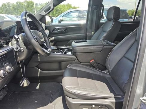 Certified 2025 Chevrolet Suburban Premier AWD/4WD image 2