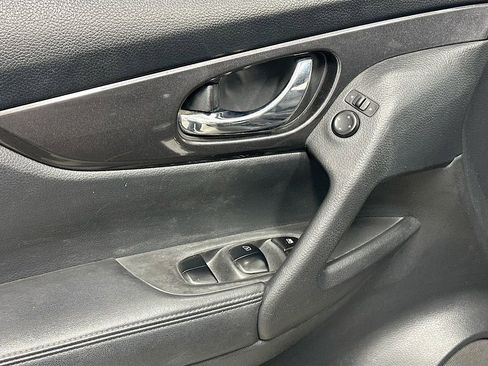 Used 2018 Nissan Rogue SV AWD/4WD image 18