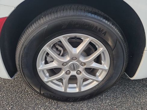 Used 2025 Chrysler Pacifica Select image 7