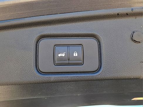 Used 2025 Nissan Pathfinder SV image 14